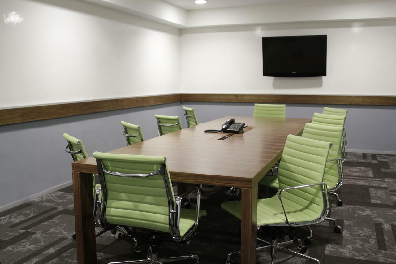 Casa Inn Premium Hotel Queretaro Miranda Eksteriør bilde A meeting room at the University of Westminster