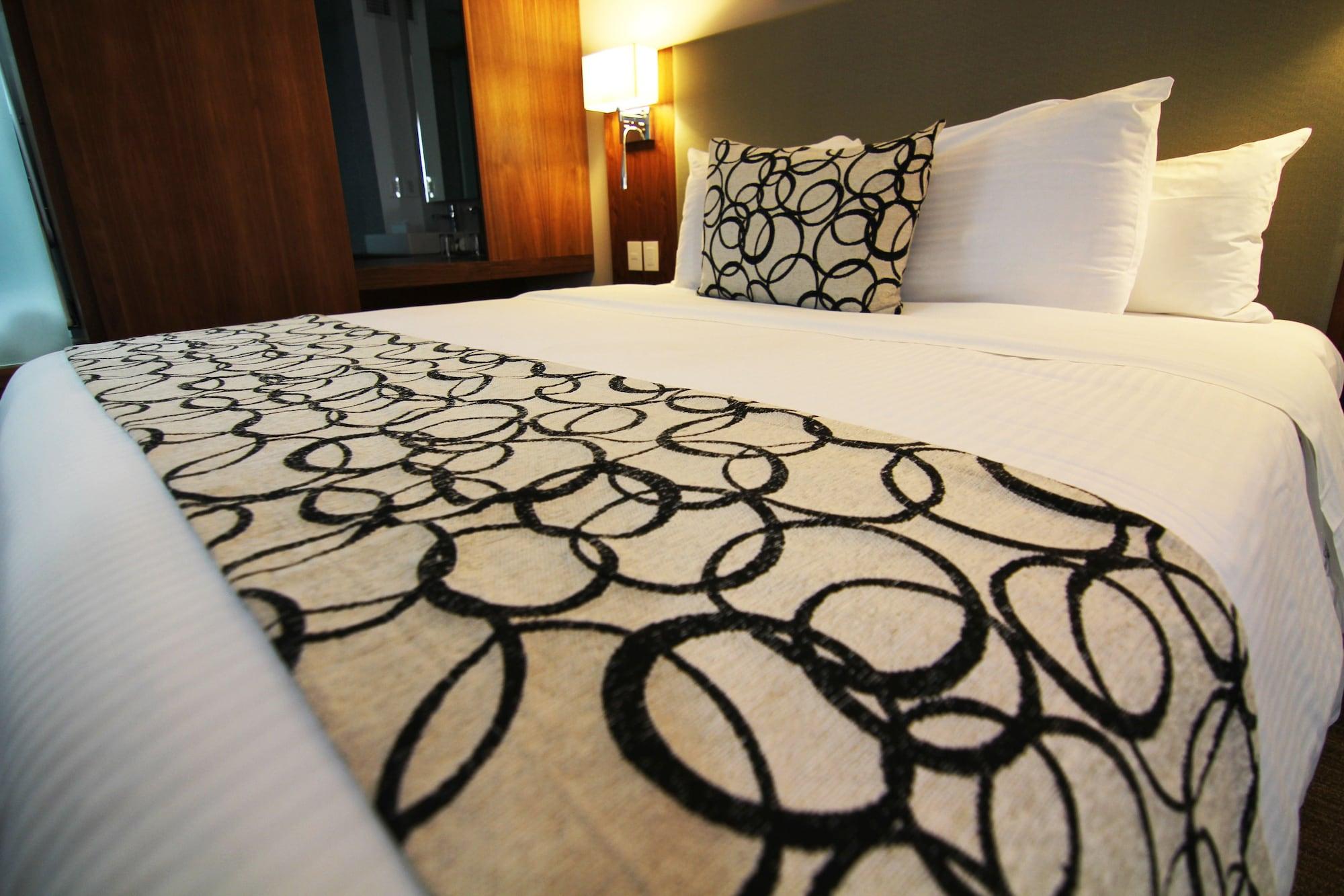 Casa Inn Premium Hotel Queretaro Miranda Eksteriør bilde A bed runner
