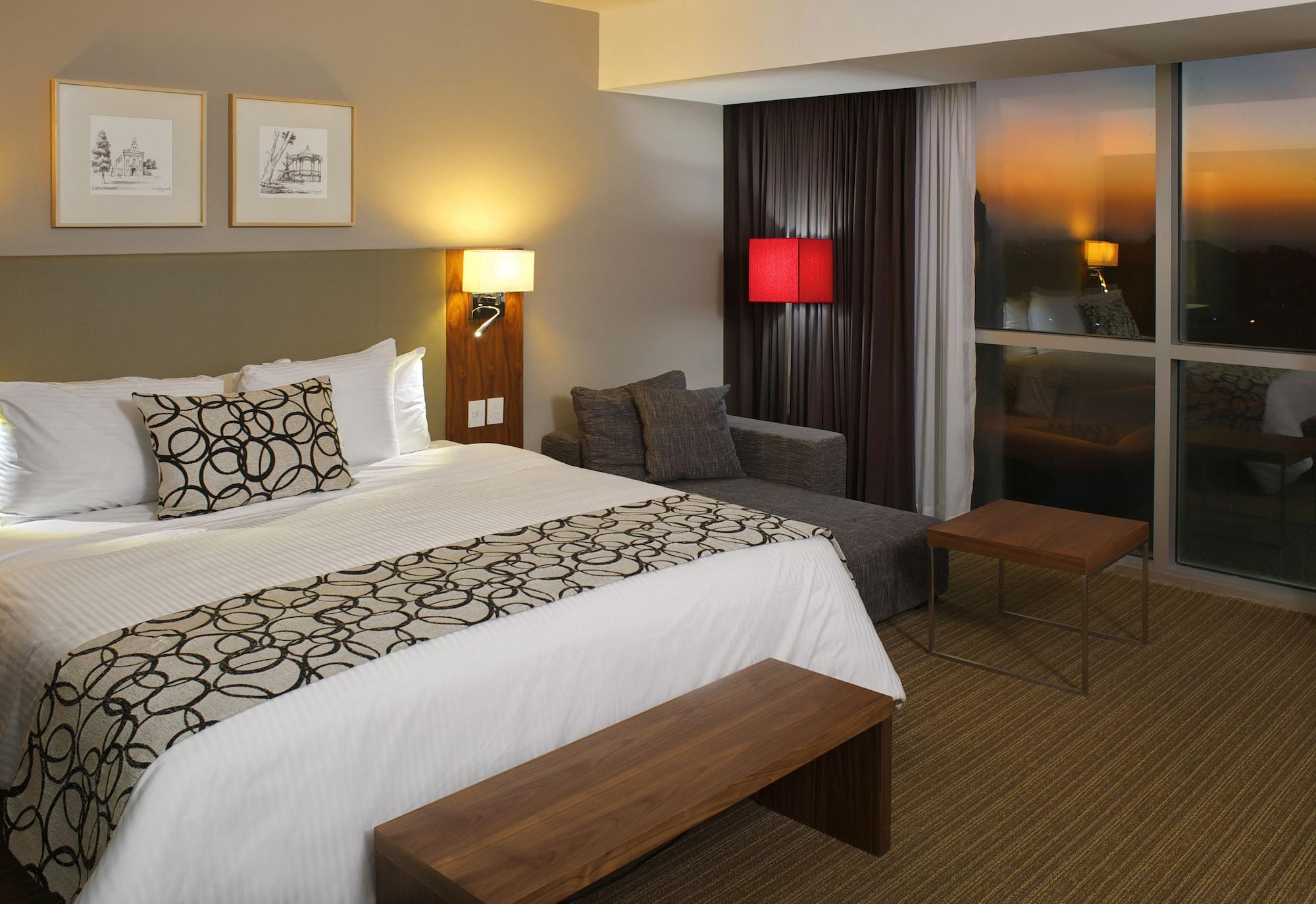 Casa Inn Premium Hotel Queretaro Miranda Eksteriør bilde A room at the Renaissance San Francisco Hotel