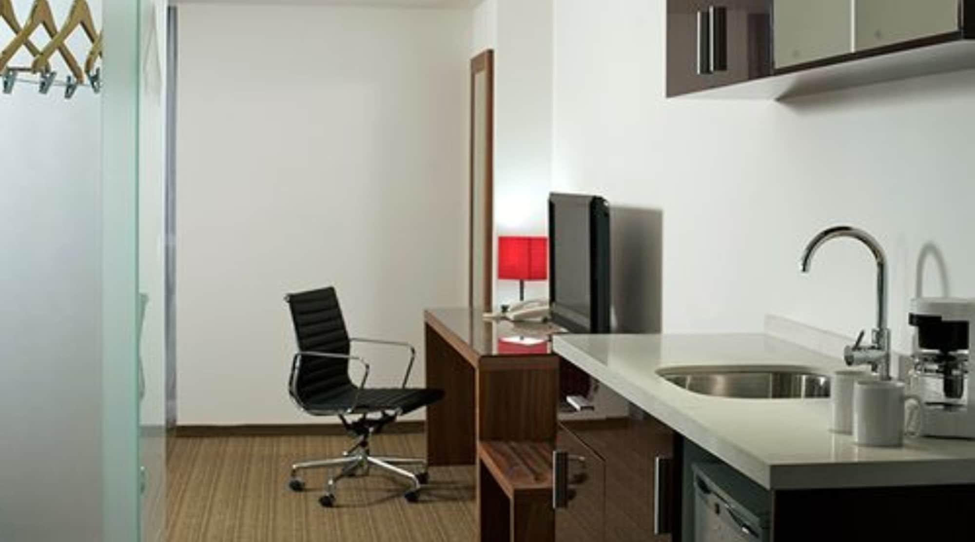 Casa Inn Premium Hotel Queretaro Miranda Eksteriør bilde A typical studio apartment