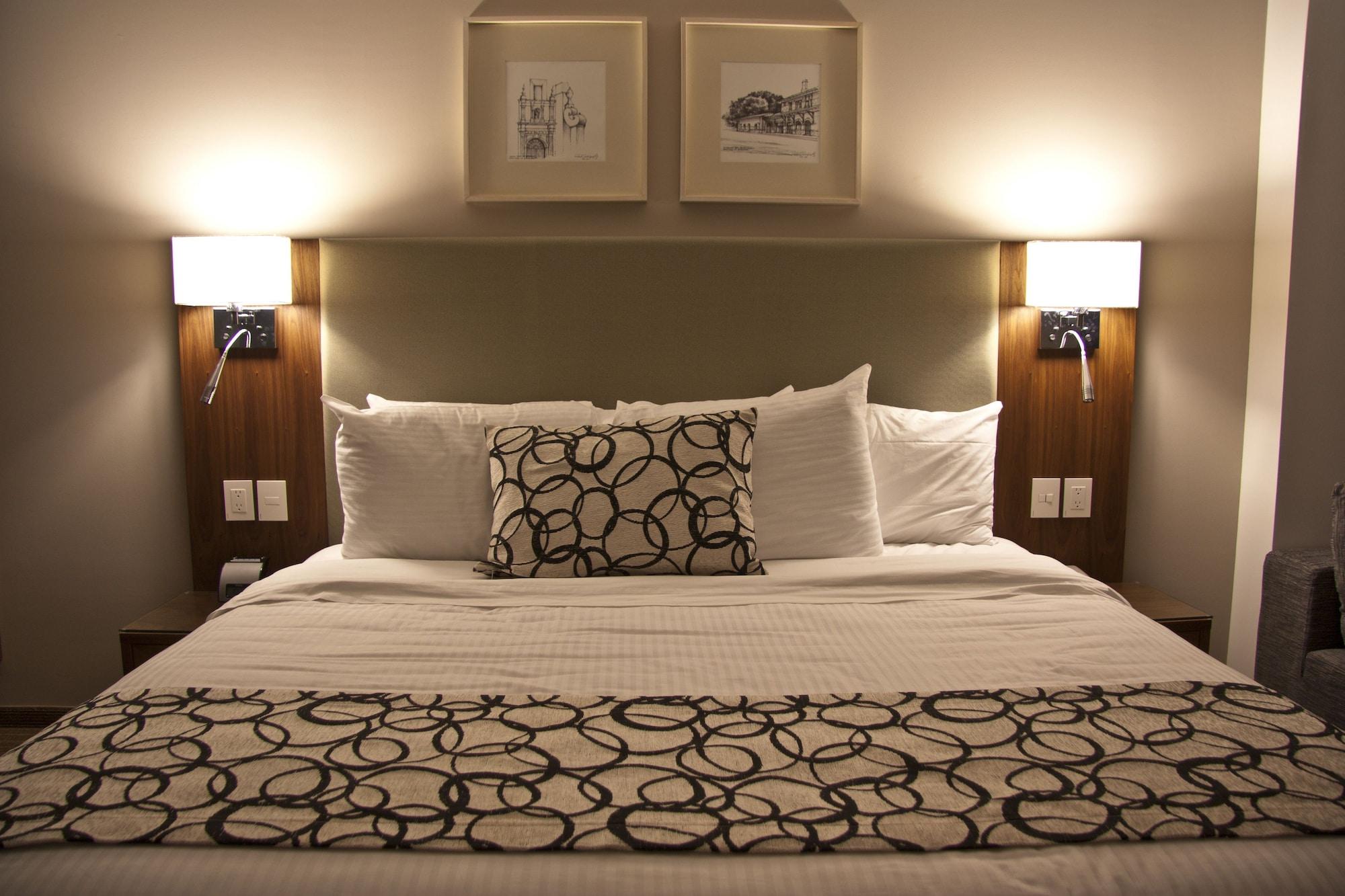 Casa Inn Premium Hotel Queretaro Miranda Eksteriør bilde A bed