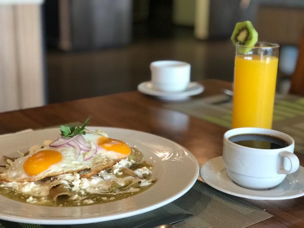 Casa Inn Premium Hotel Queretaro Miranda Eksteriør bilde Huevos rancheros