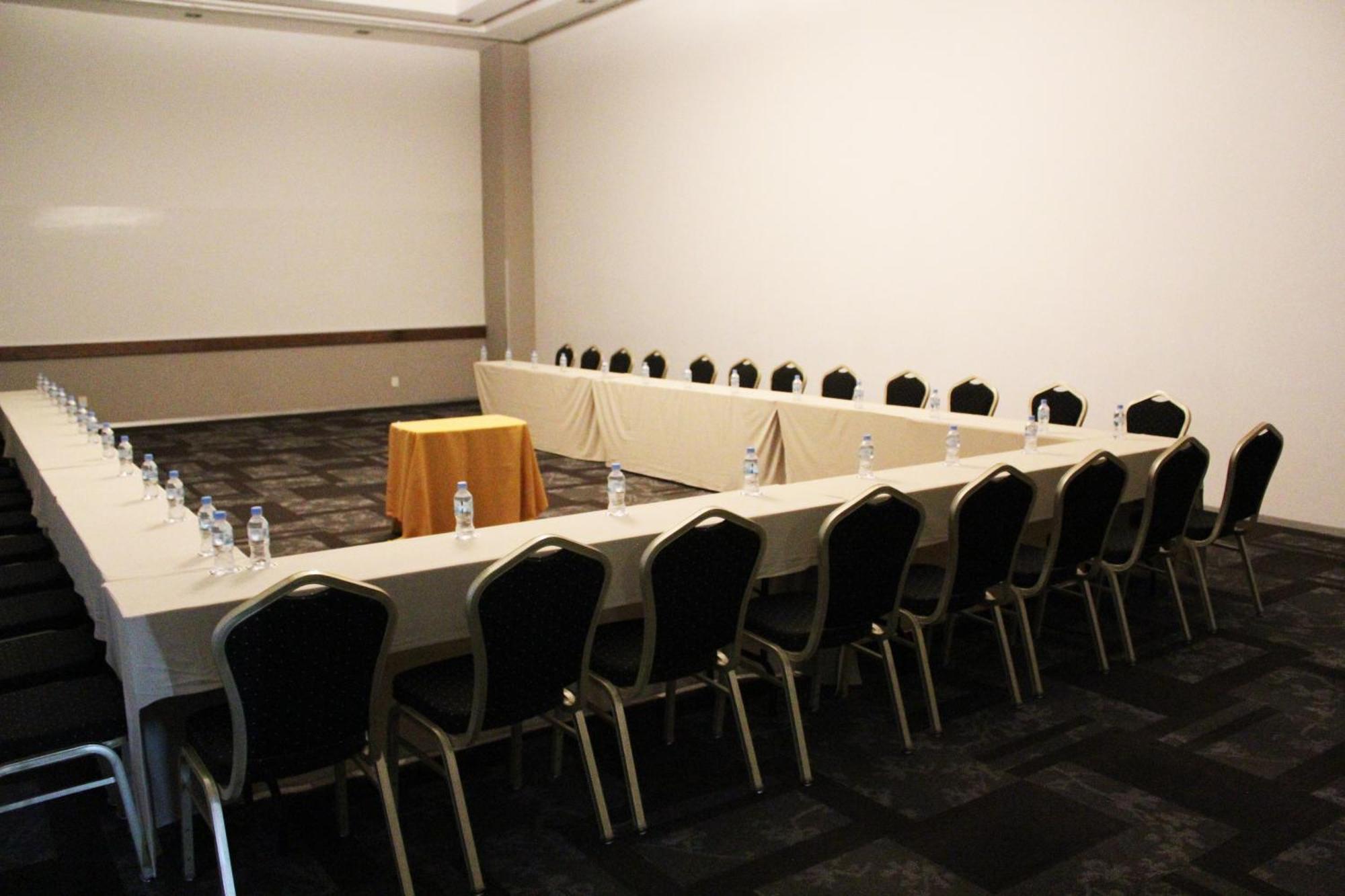 Casa Inn Premium Hotel Queretaro Miranda Eksteriør bilde U-shaped table