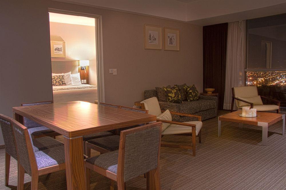 Casa Inn Premium Hotel Queretaro Miranda Eksteriør bilde A suite at the Hilton London Heathrow