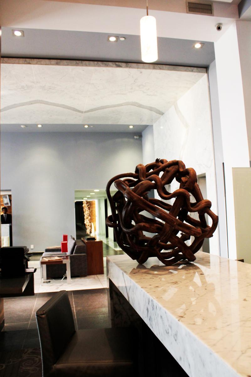 Casa Inn Premium Hotel Queretaro Miranda Eksteriør bilde The sculpture "The World" by the artist at the entrance of the hotel