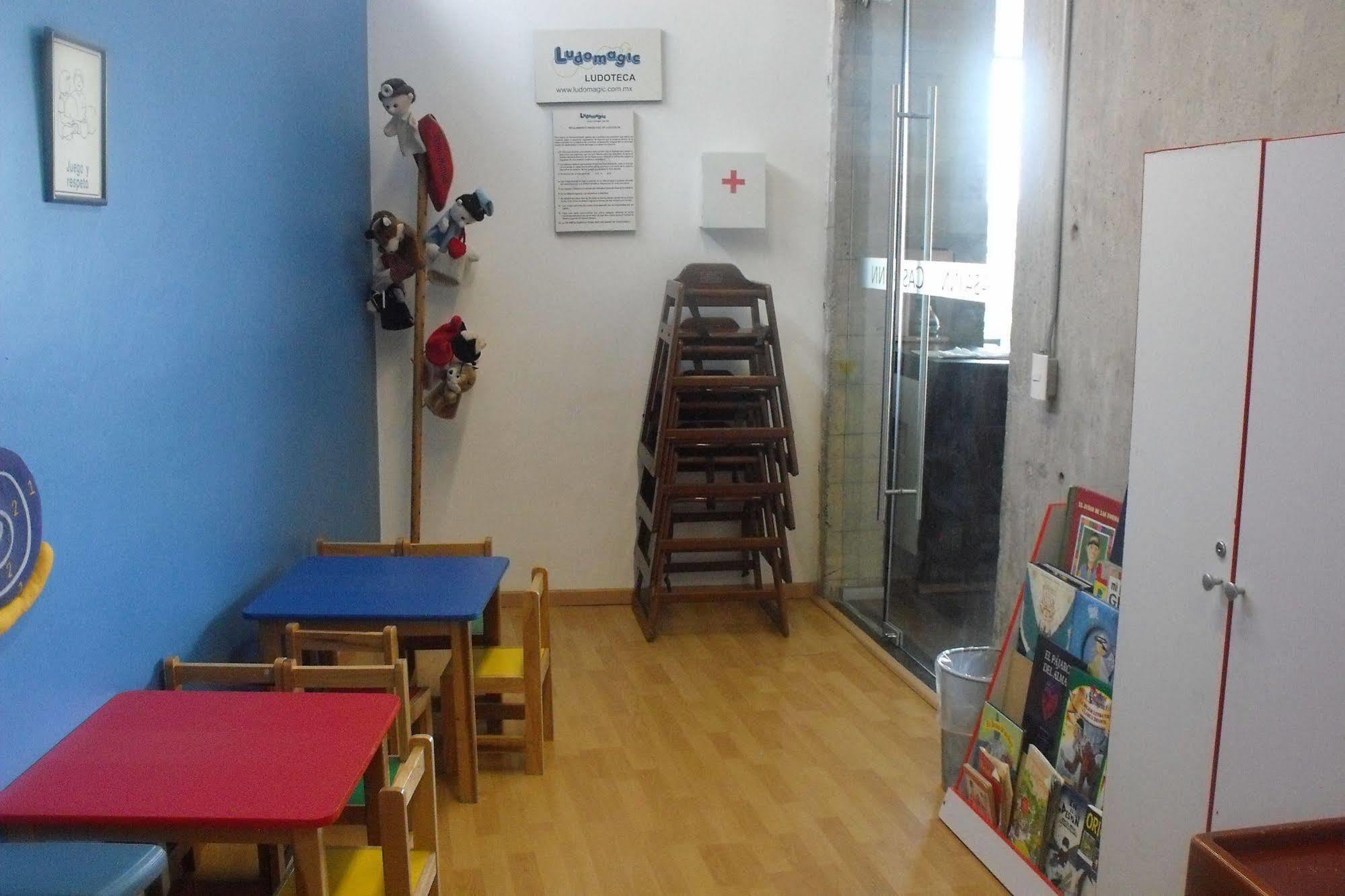 Casa Inn Premium Hotel Queretaro Miranda Eksteriør bilde The waiting room of a doctor's office in Italy