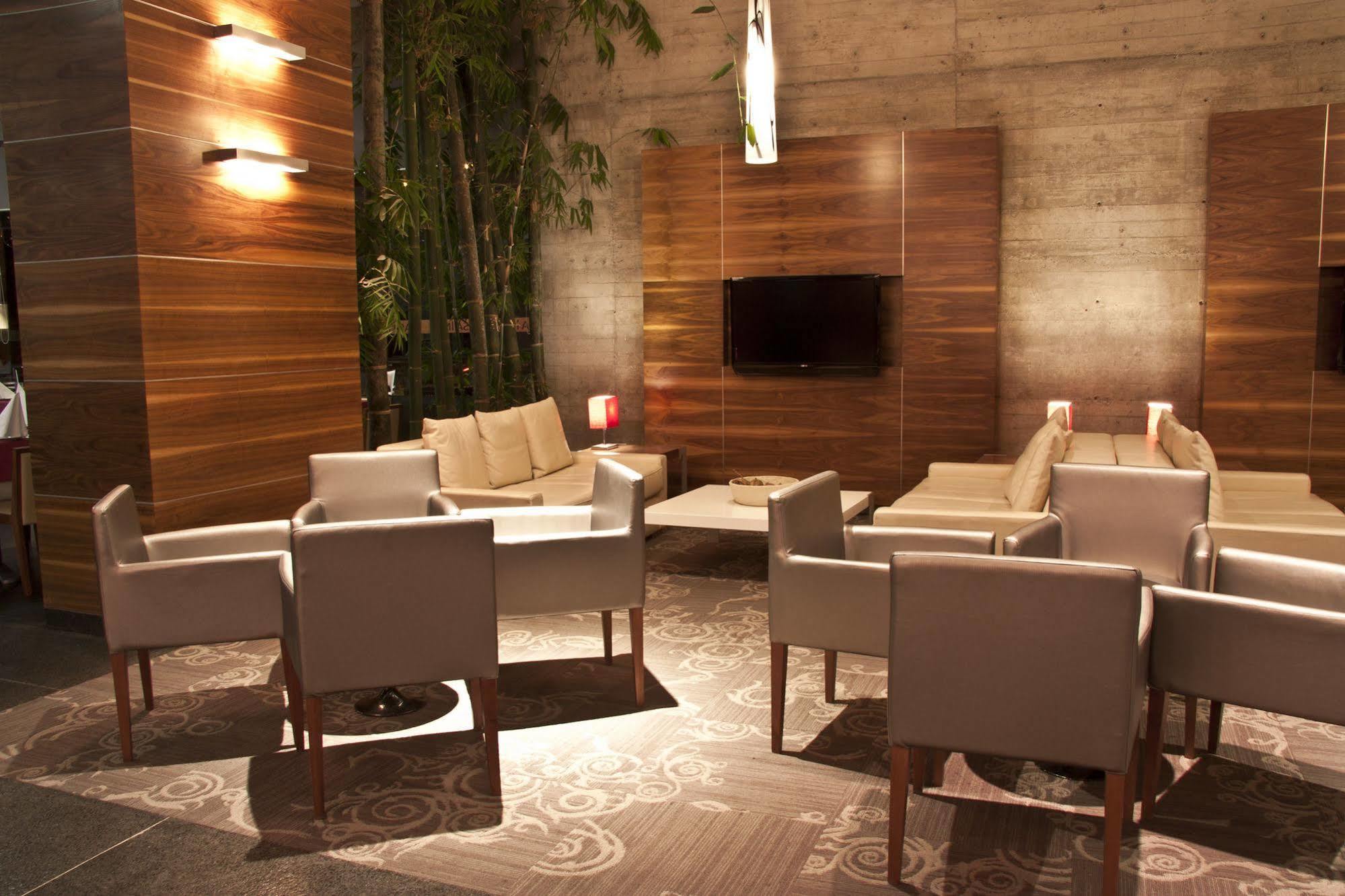Casa Inn Premium Hotel Queretaro Miranda Eksteriør bilde The lounge at the airport